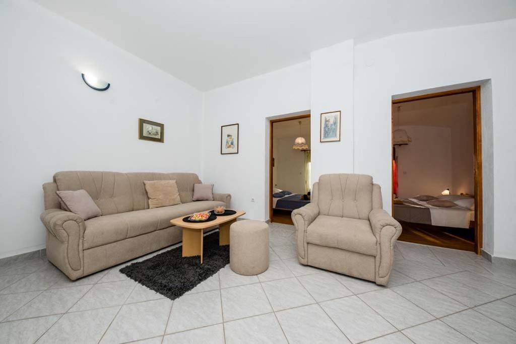 Apartmani Luka Banjol ภายนอก รูปภาพ