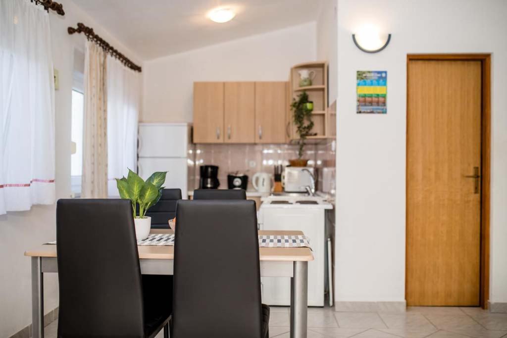 Apartmani Luka Banjol ภายนอก รูปภาพ